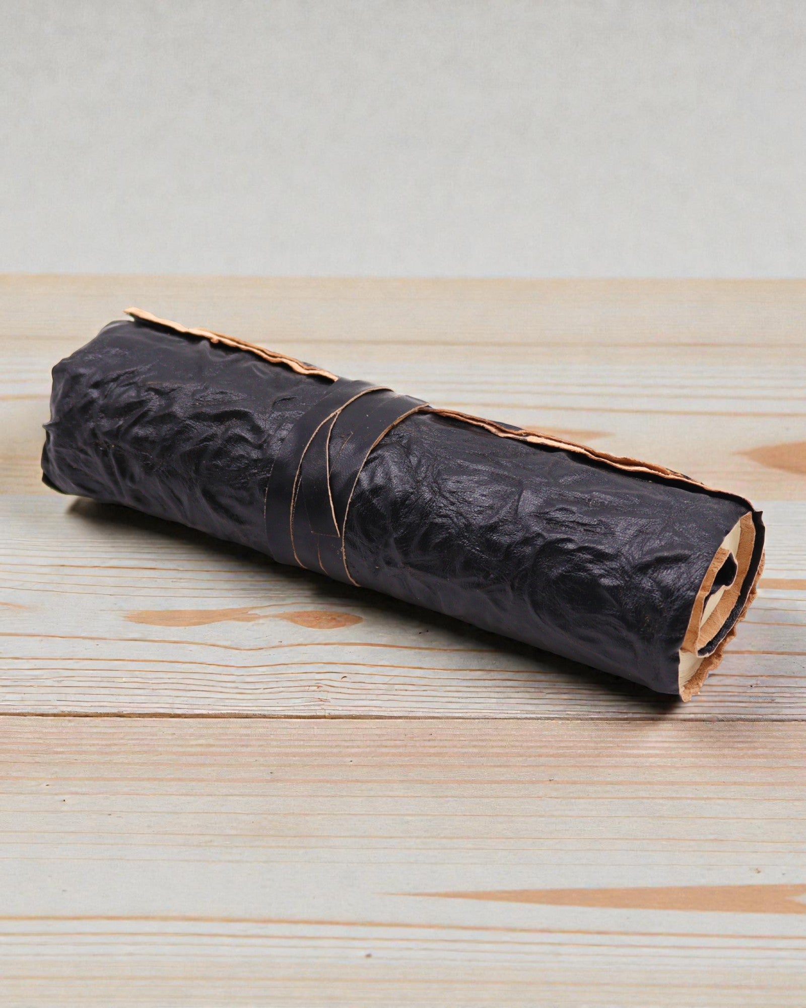 Carnet de voyage en cuir enroulé - 96 pages - Noir 21x15cm