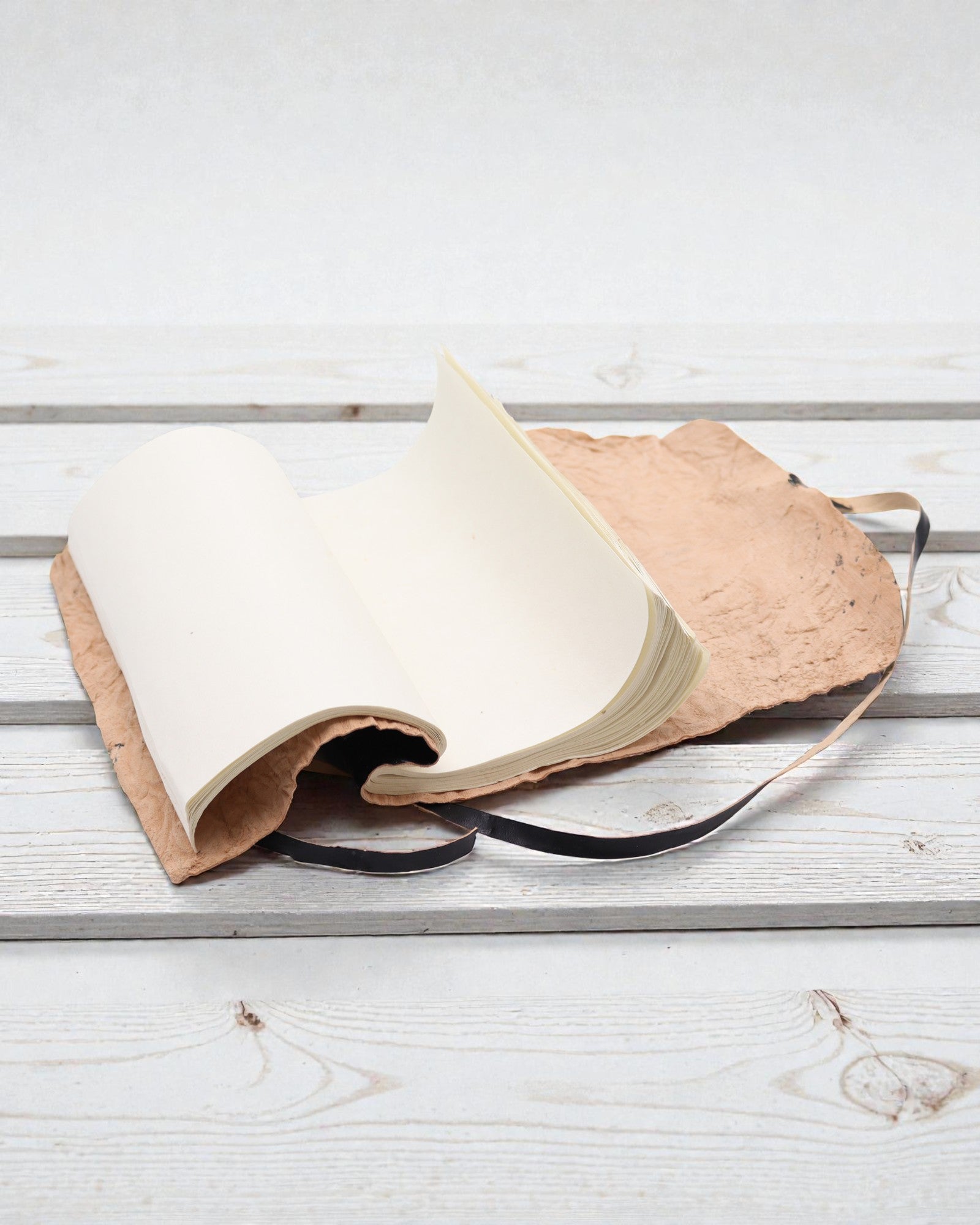 Carnet de voyage en cuir enroulé - 96 pages - Noir 21x15cm