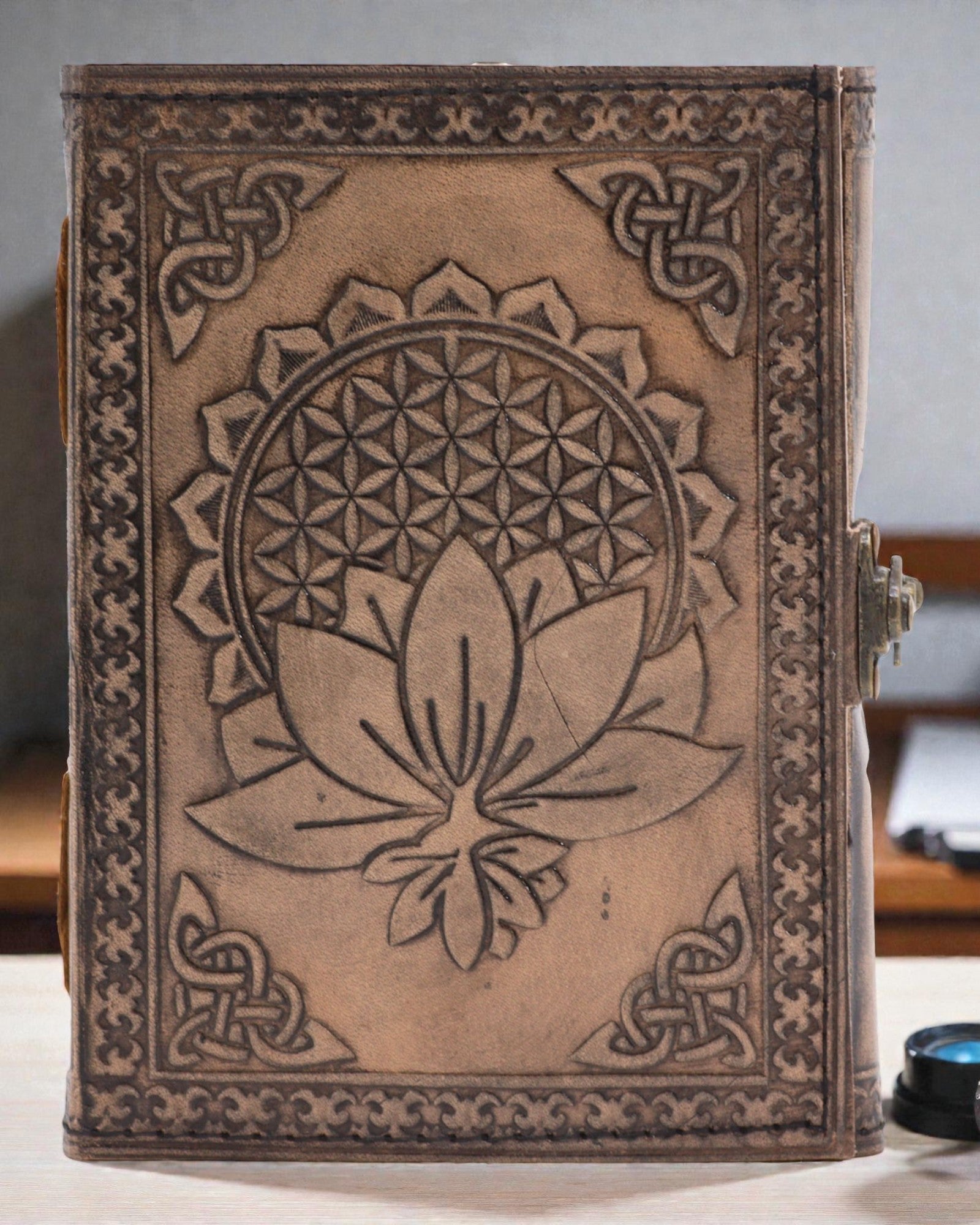 Leder-Notizbuch Lotus-Mandala Gelassenheit – esoterisches Tagebuch 17,5 × 12,5 cm