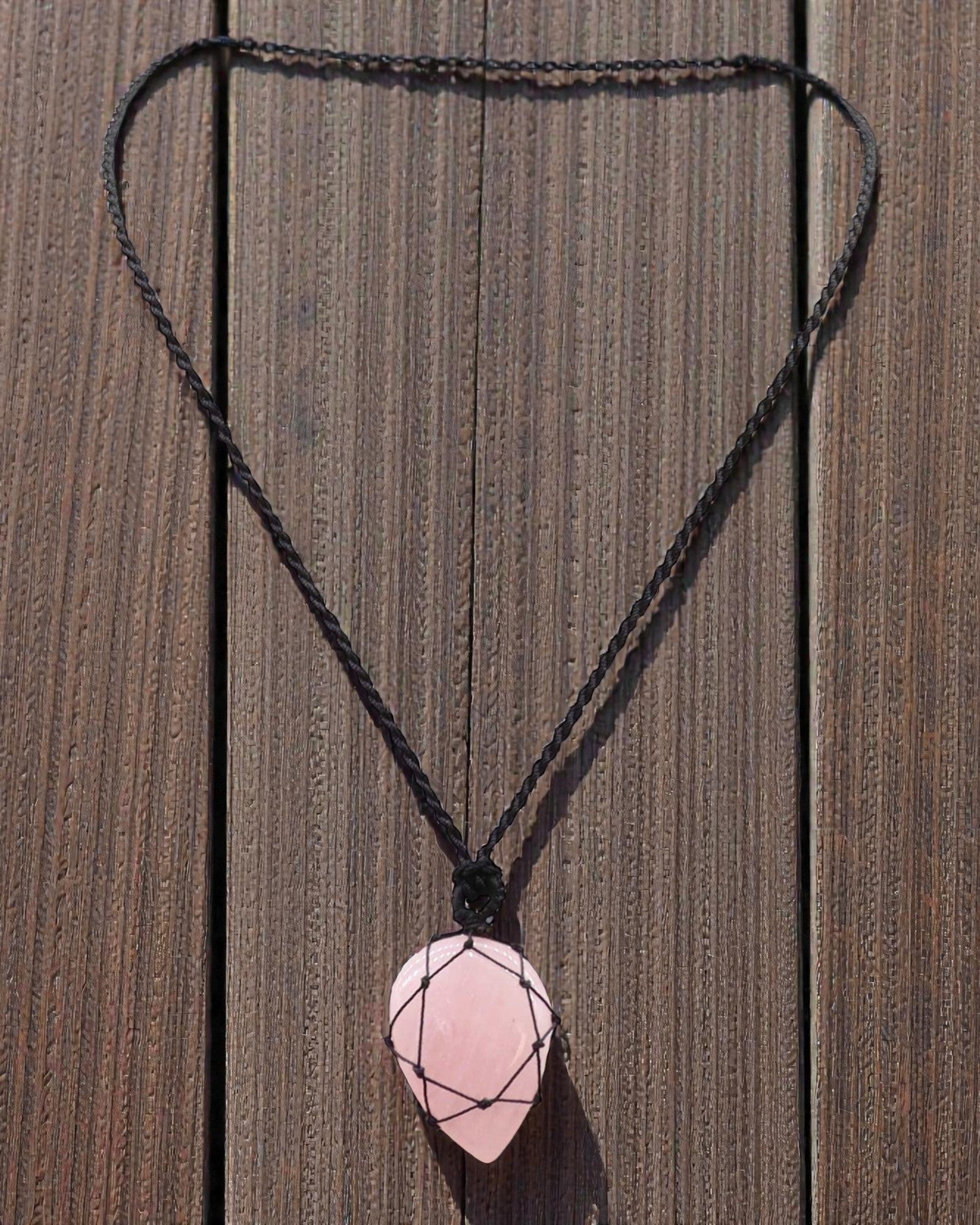 Larme d’amour – Collier macramé avec quartz rose
