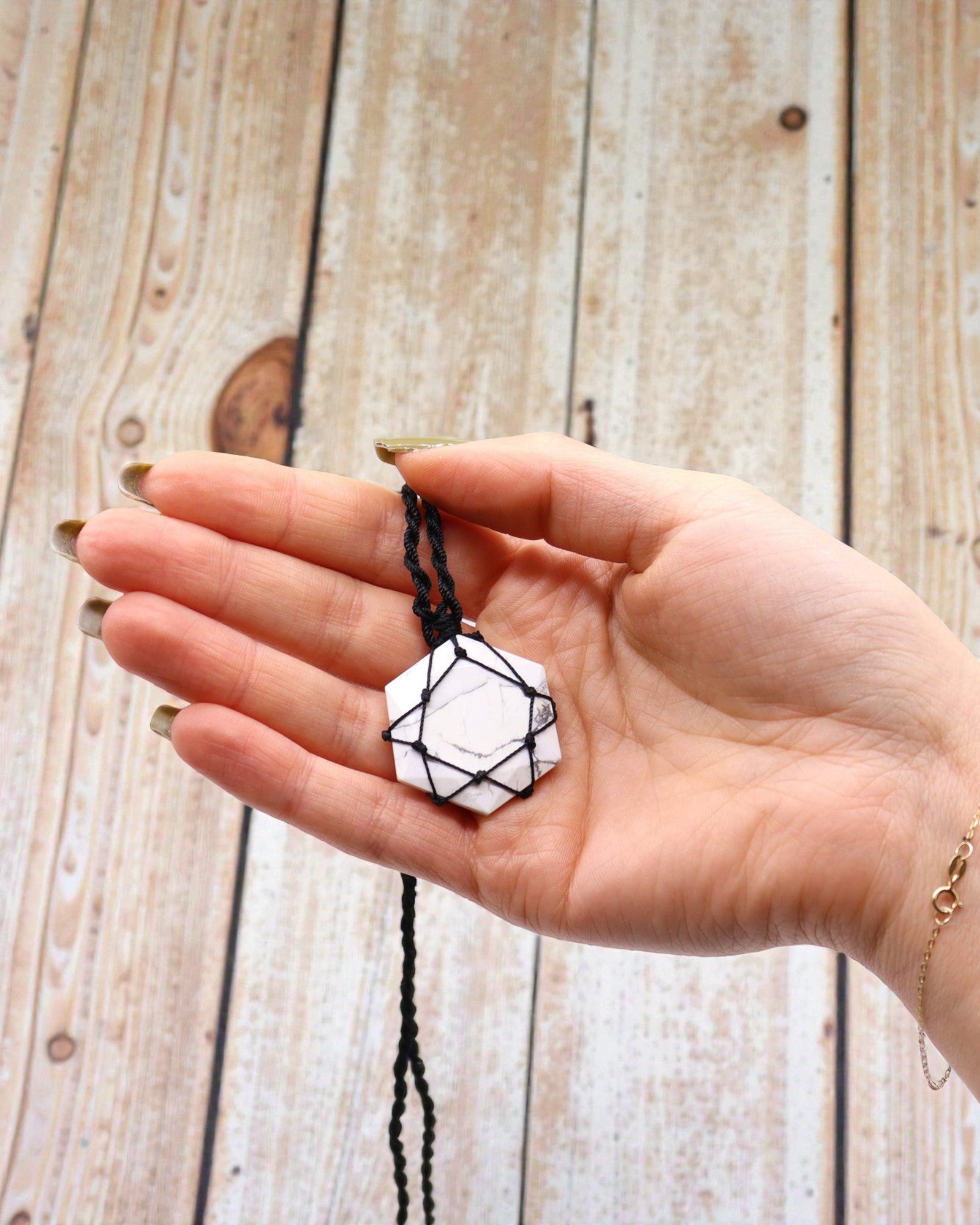 Équilibre blanc – Collier macramé avec howlite blanche