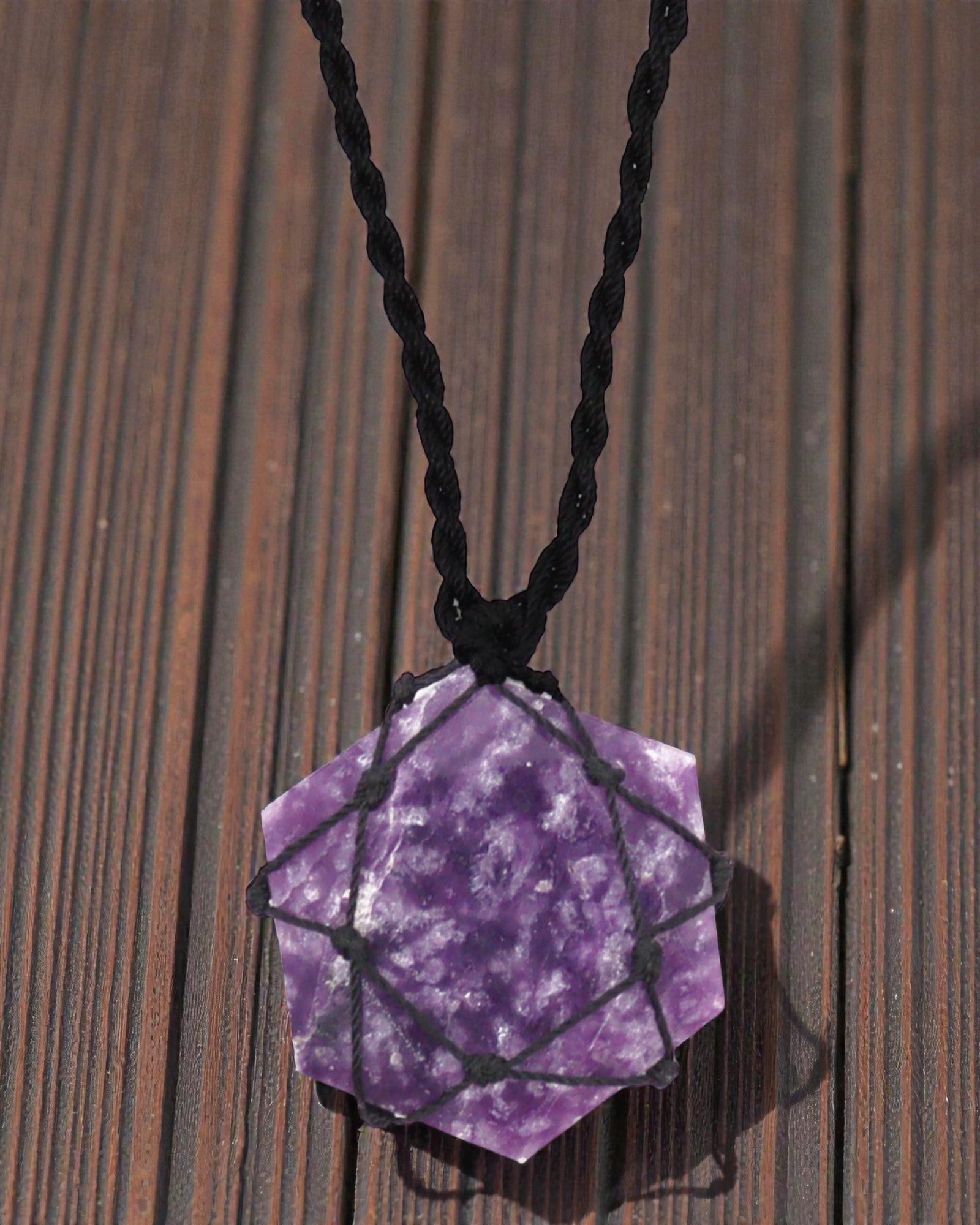 Hexagone de l’Apaisement – Collier macramé avec lépidolite