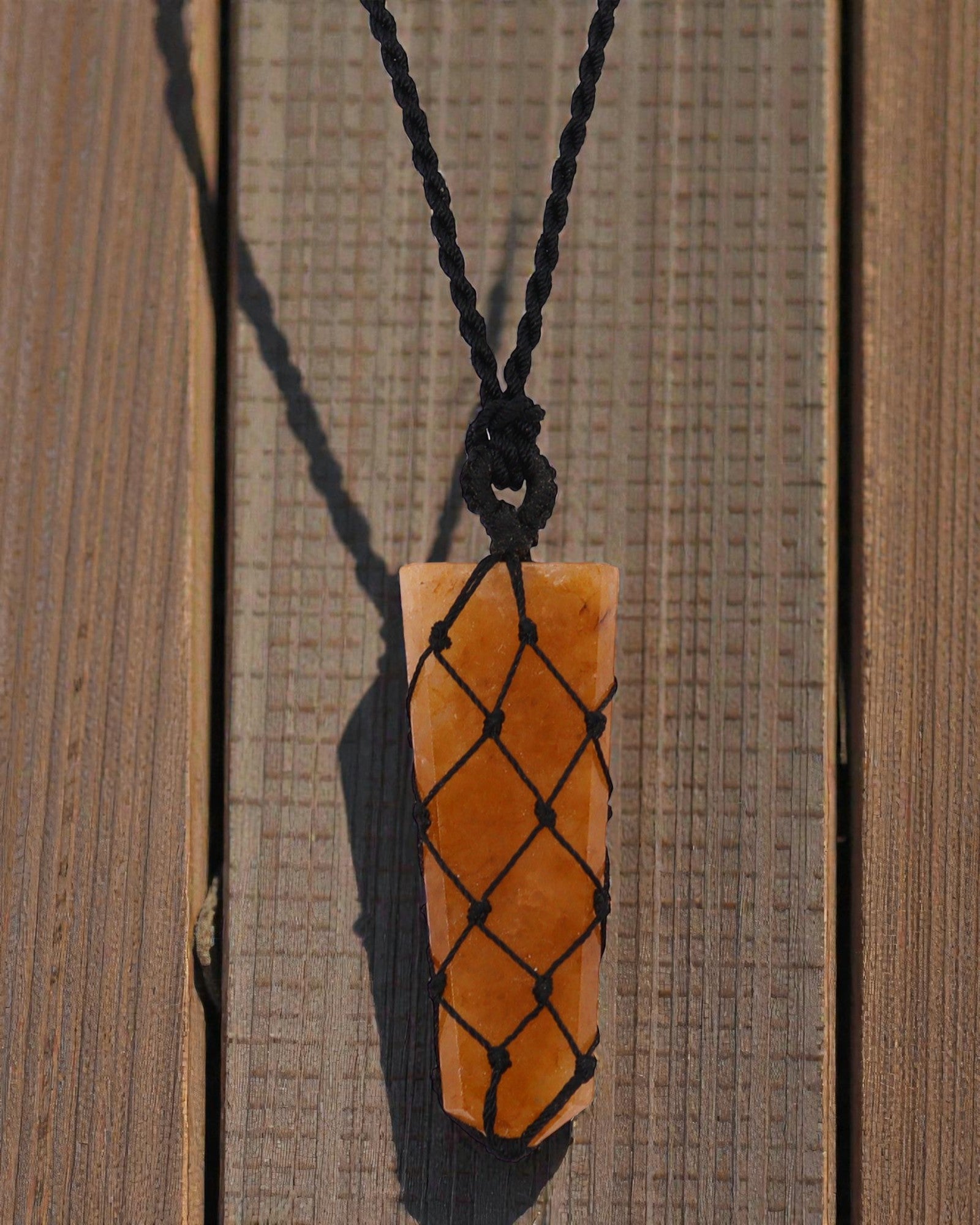 Impulsion dorée – Collier macramé avec pointe de quartz doré