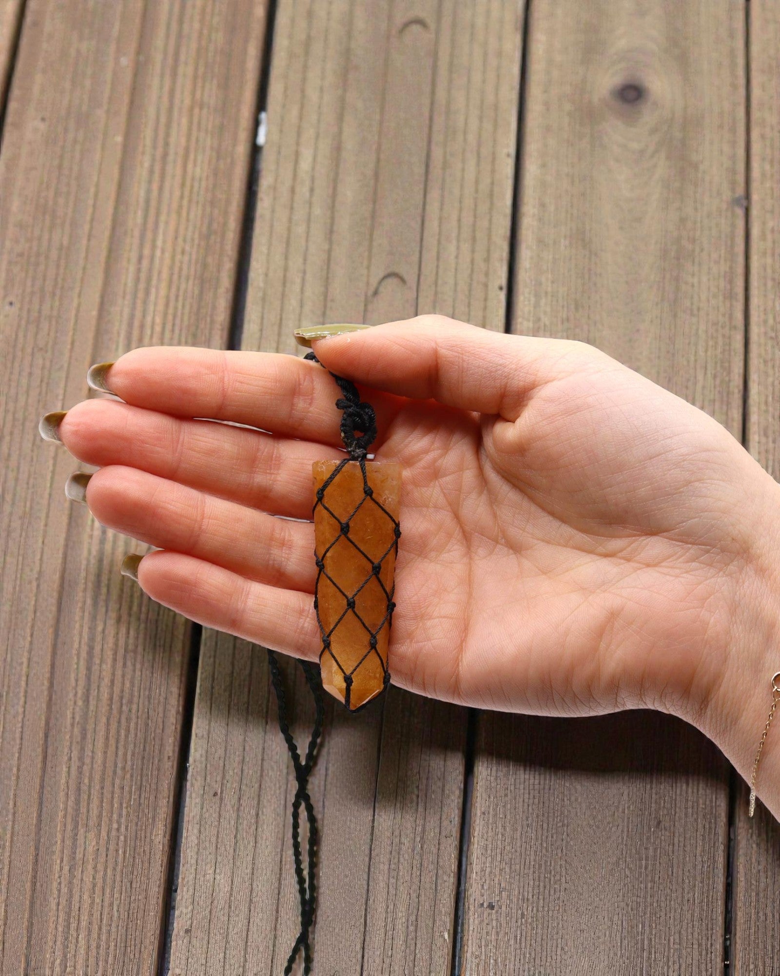 Impulsion dorée – Collier macramé avec pointe de quartz doré