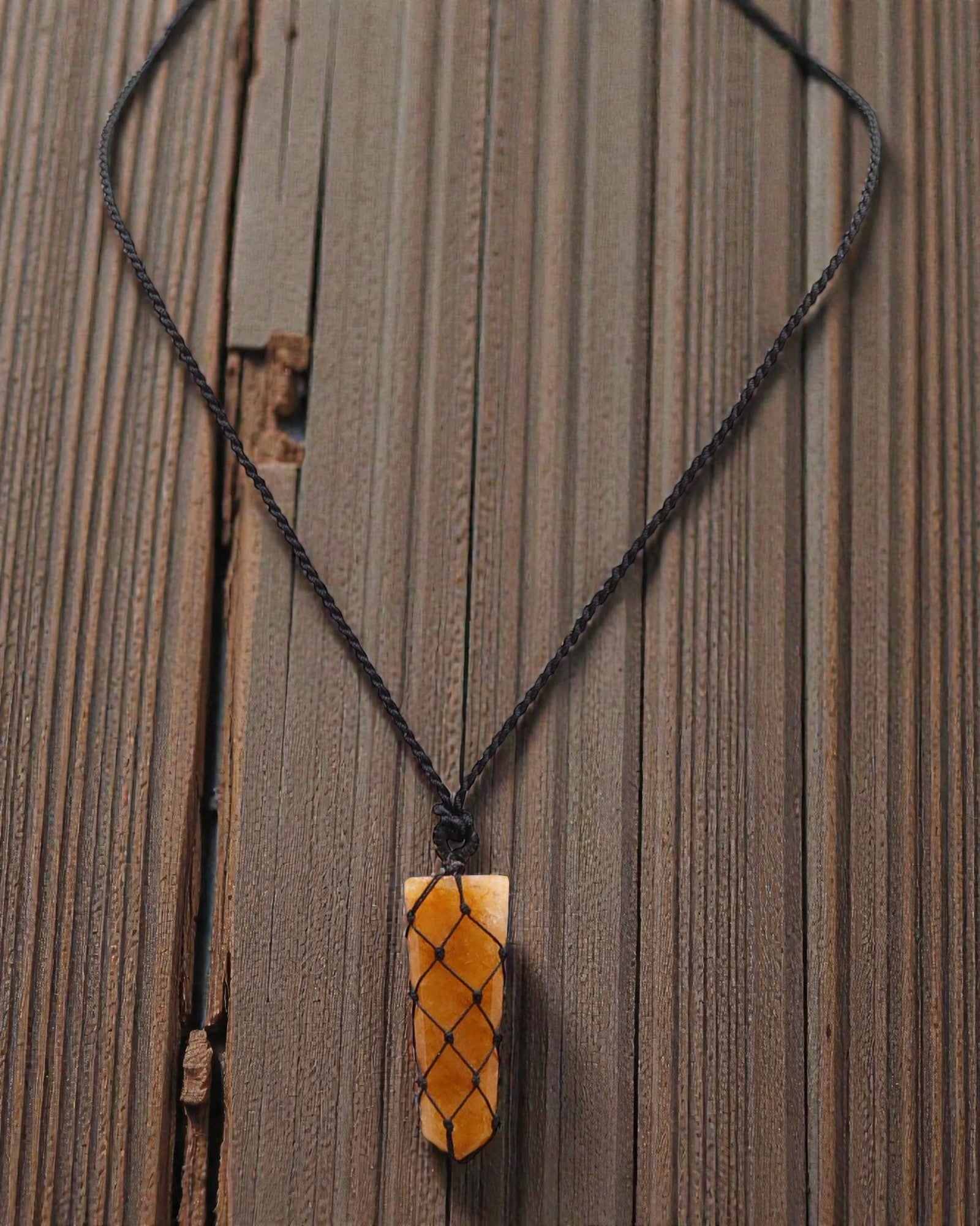 Impulsion dorée – Collier macramé avec pointe de quartz doré