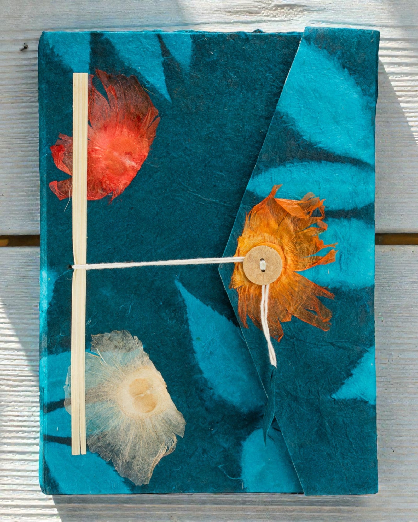 Notatnik Lokta a fiori in grassetto – Grande (21x15cm) – 45 fogli – Include segnalibro per note – Blu mezzanotte