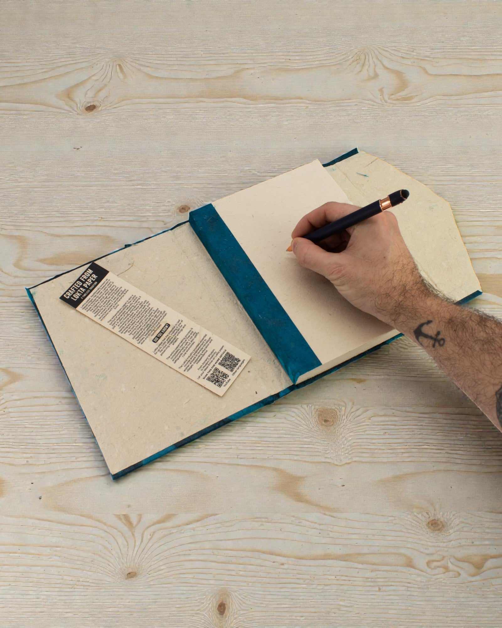 Notatnik Lokta a fiori in grassetto – Grande (21x15cm) – 45 fogli – Include segnalibro per note – Blu mezzanotte