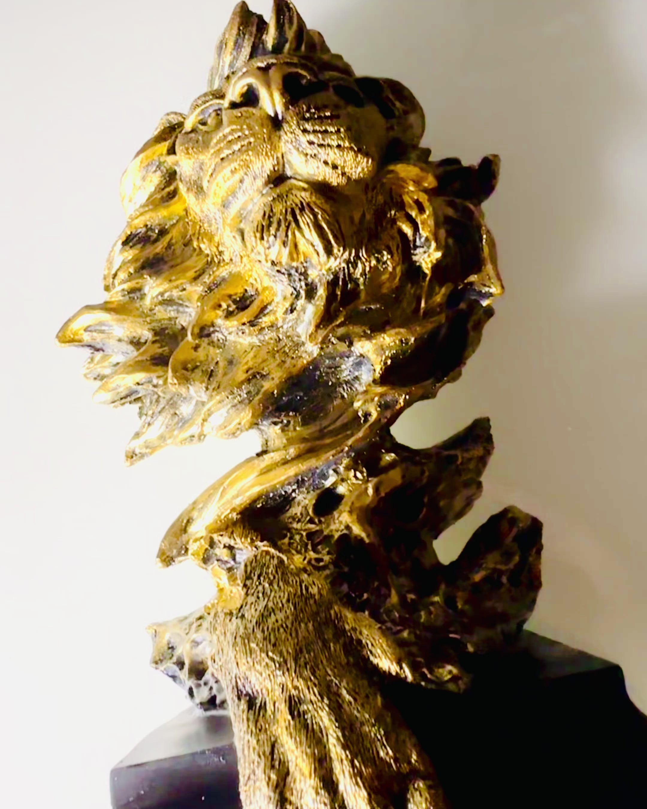 Lion Royal - Figure Décorative Majestueuse avec Possibilité de Gravure, 2 variantes de couleur au choix, pour cadeau