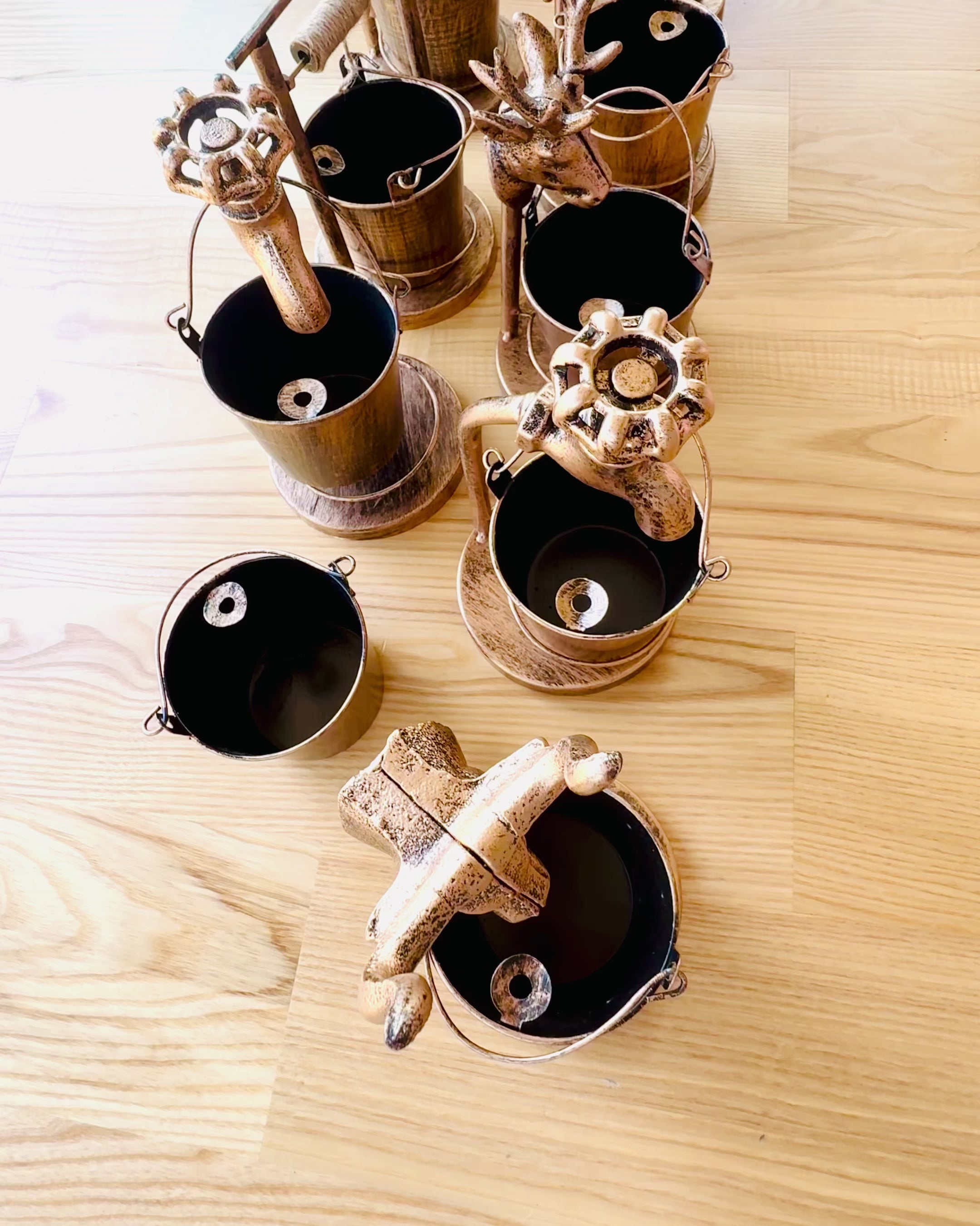 "Rustic Charm" Stile Posacenere in Metallo, altezza 19-23 cm, 8 varianti disponibili, incisione su richiesta