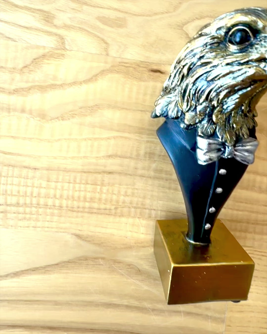 Figurina Testa d'Aquila Büffel Warden – in Frac Elegante con Opzione di Incisione per Regalo