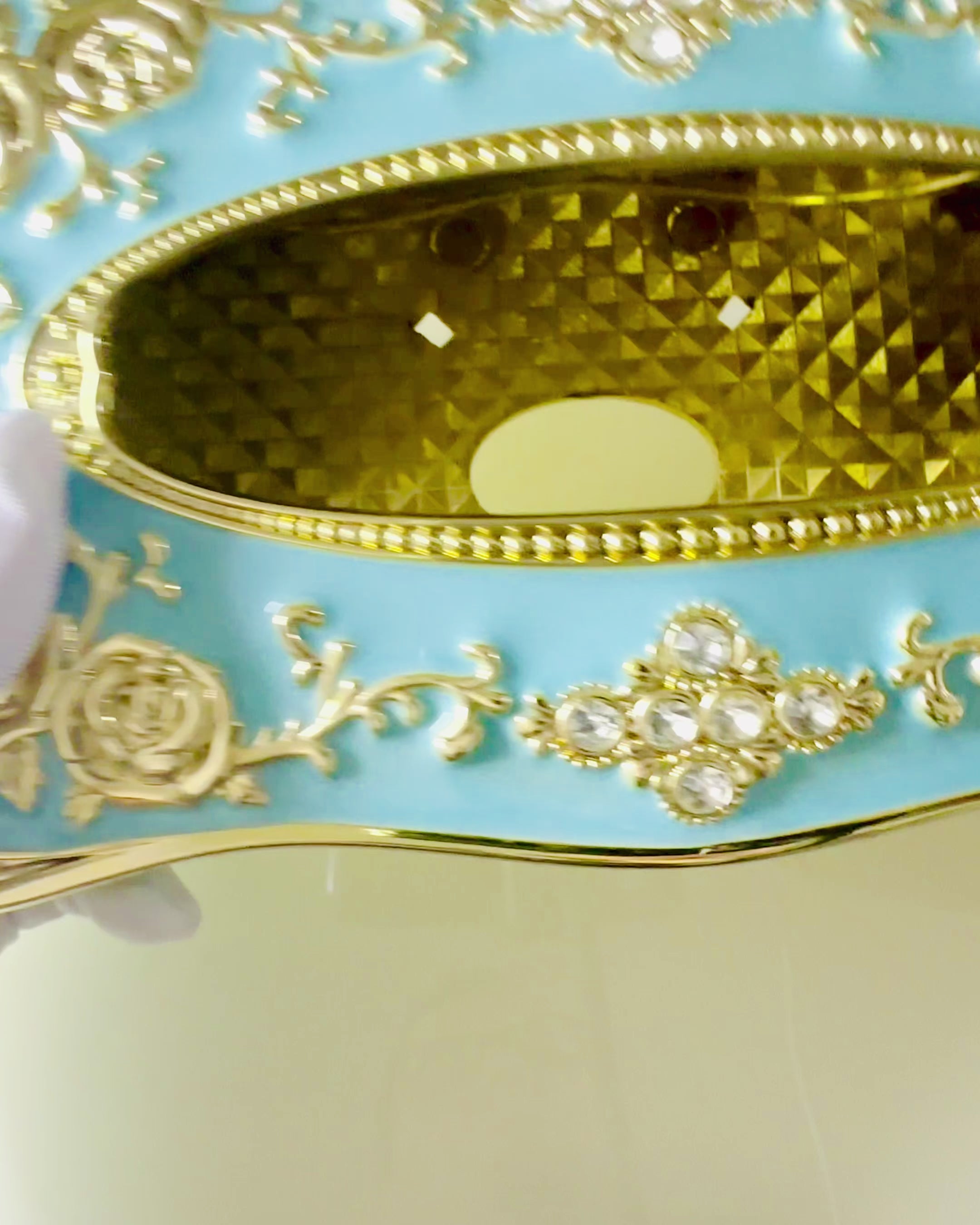 Boîte à Mouchoirs de Luxe avec Motif de Rose en Relief et Poignées Élégantes