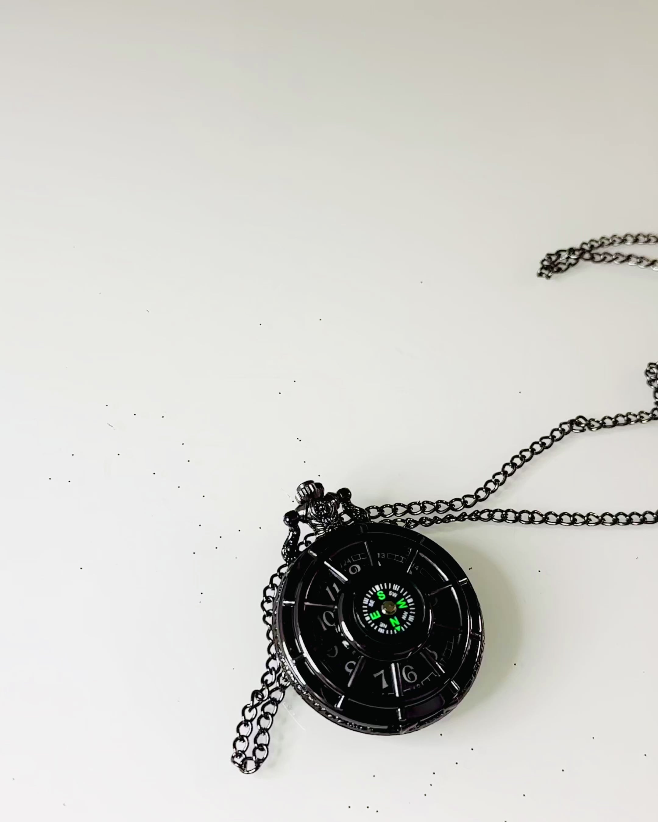 Orologio da Tasca con Bussola – Elegante Ciondolo in Stile Vintage con Scheletro Intagliato e Quadrante Nero, personalizzazione con incisione