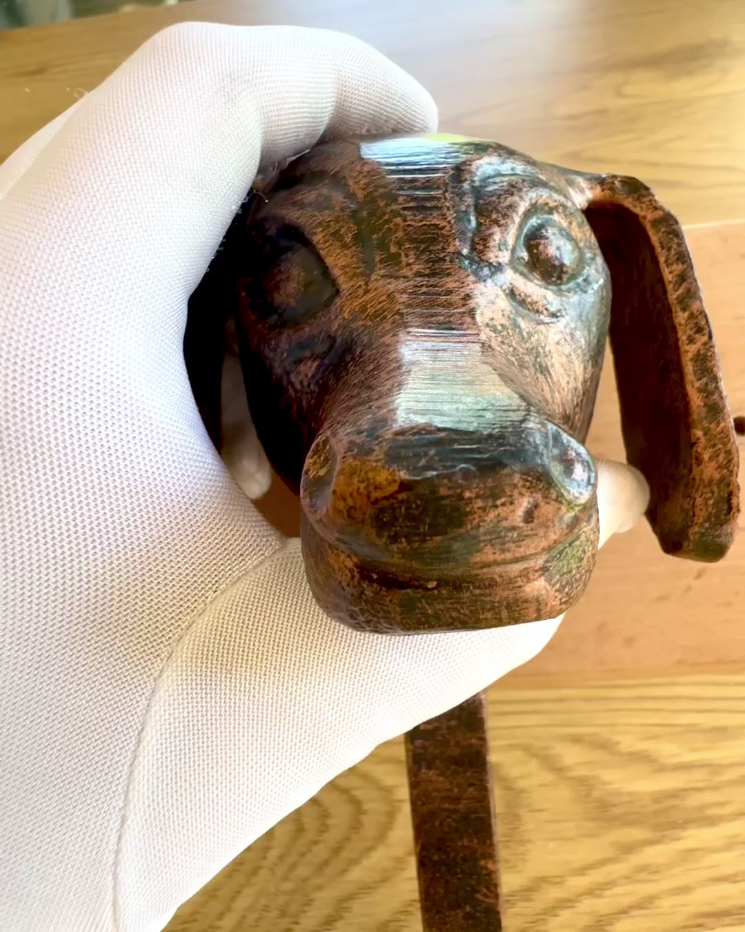 Gancio in ottone Cane Amico, realizzato a mano, possibilità di personalizzazione con incisione su legno