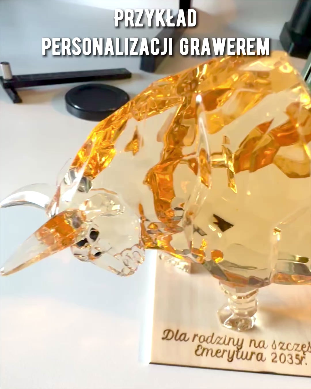 Statua "Złoty Byk" in resina, design trasparente, possibilità di personalizzazione
