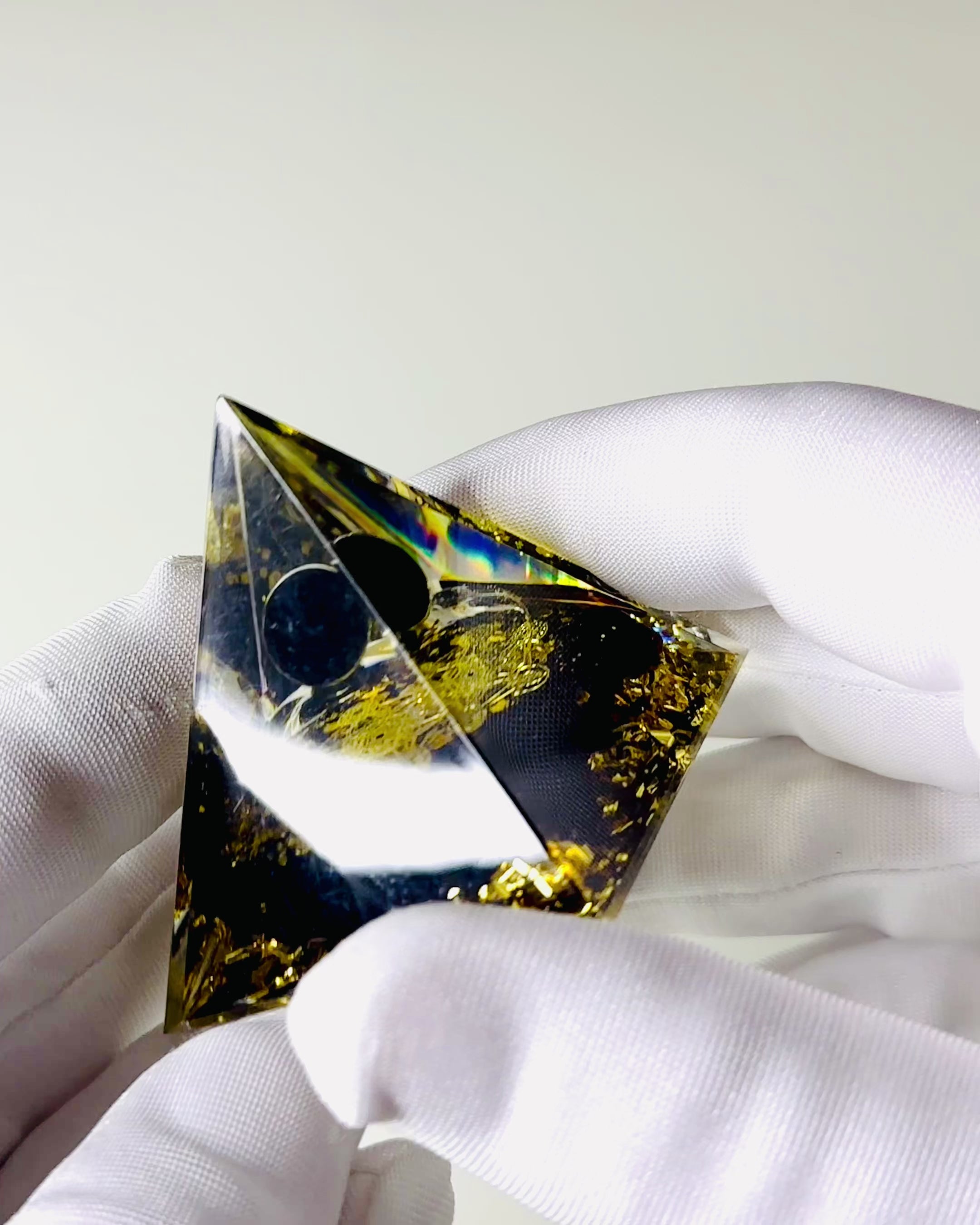 Piramide di Cristallo di Ametista - Porta Energia Positiva e Supporta la Meditazione. Colore oro - nero