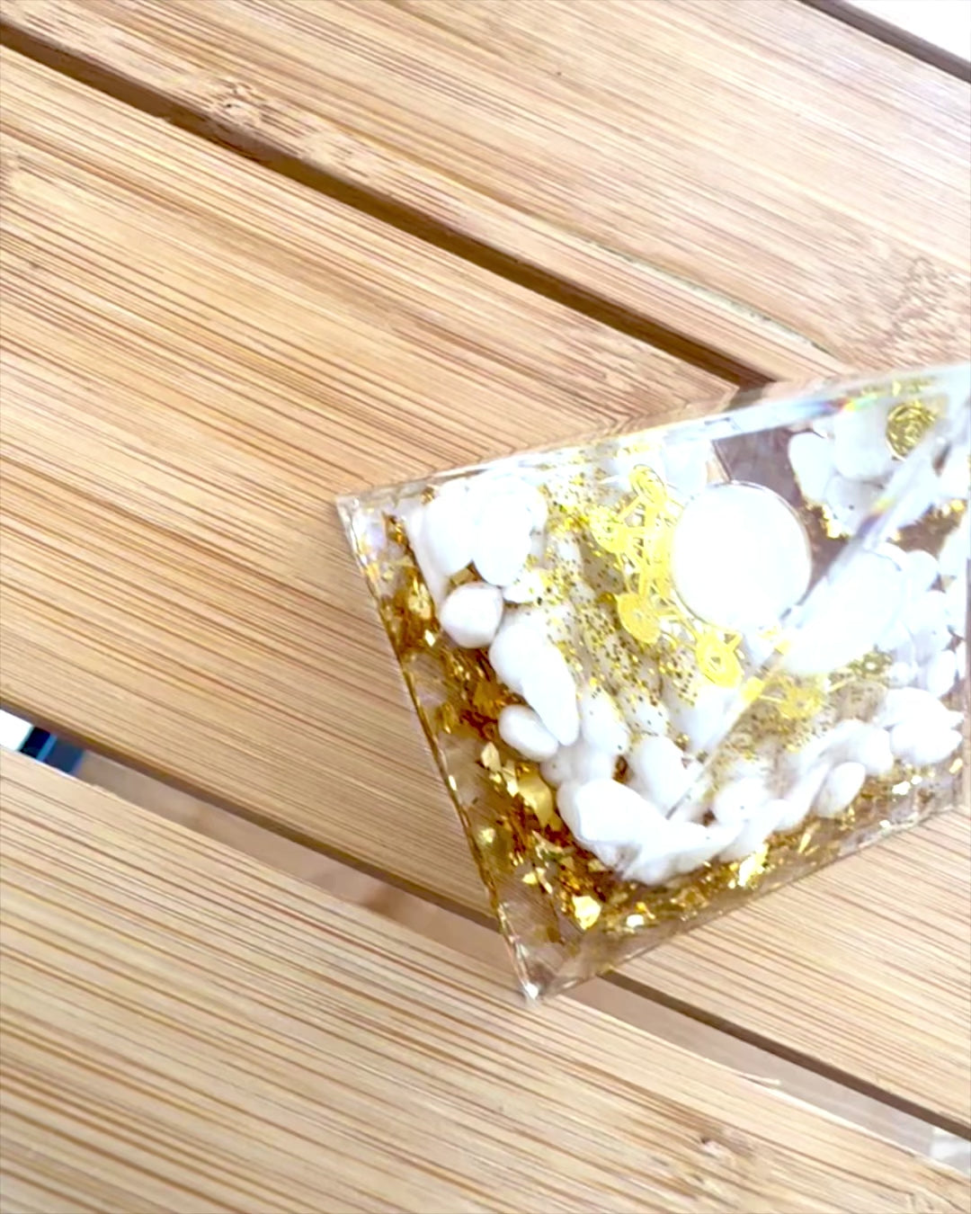Pyramide Énergétique en orgonite avec Pierres Blanches - "Golden Harmony", idéale pour un cadeau