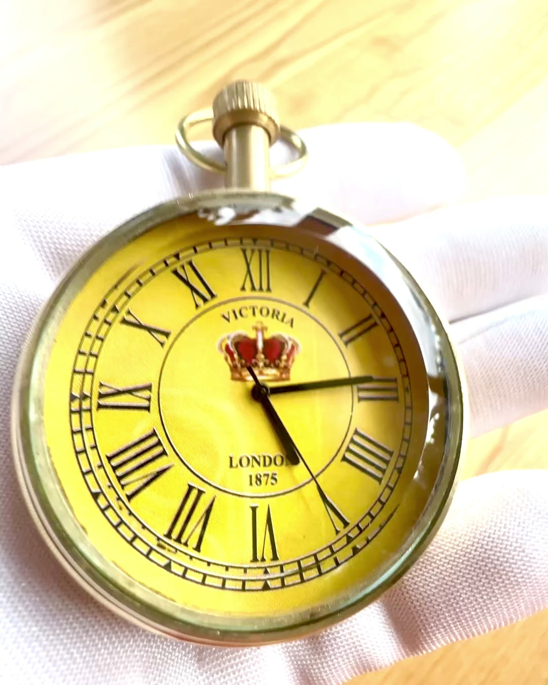 Taschenuhr „Victoria Crown“ – Messing, handgefertigt in Indien, 5 cm Breite, japanisches Uhrwerk, Möglichkeit zur Personalisierung mit Gravur als Geschenk