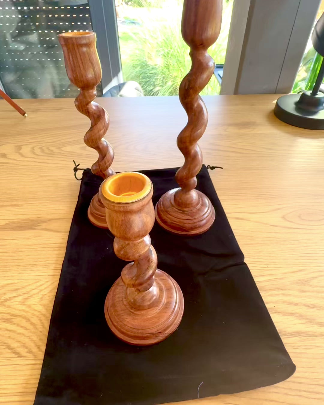 Ensemble de 3 bougeoirs « Lumière Spirale » de 25 cm de hauteur, possibilité de personnalisation avec gravure pour cadeau