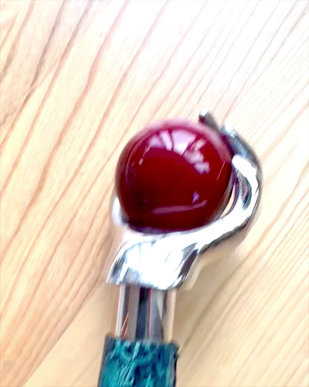 Gehstock "Königliche Hand" – handgefertigt mit natürlichem Leder, personalisierbar mit Gravur