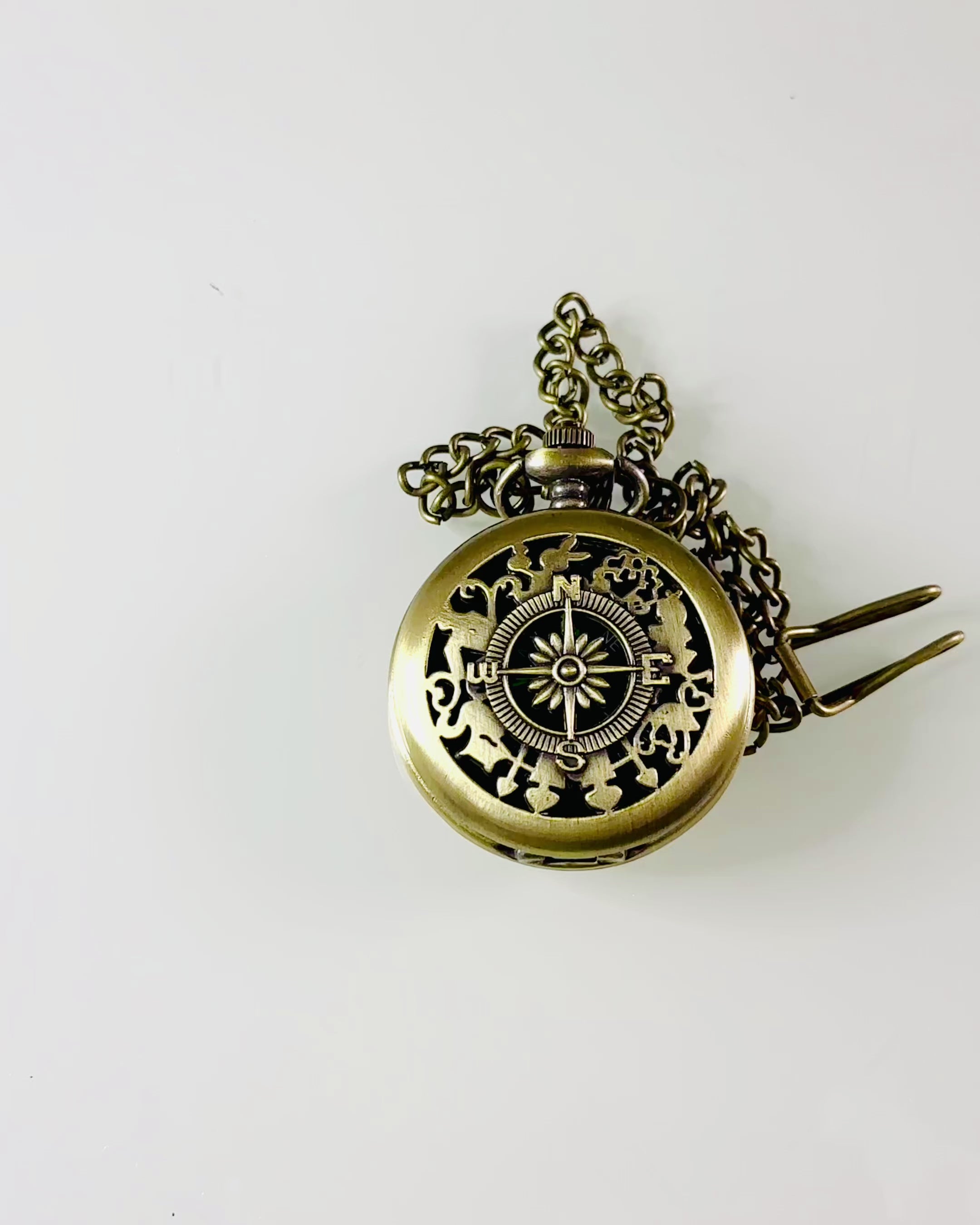 Antique Bronze-Gold Pocket Compass with Filigree Design – Perfect for Explorers and Retro Enthusiasts. Personalization with Engraving