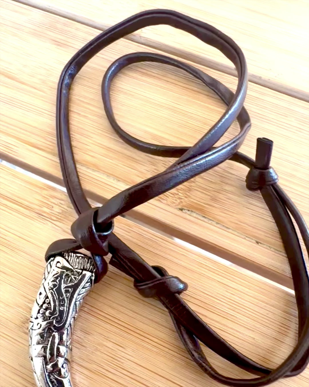 Crocs de loup en acier inoxydable – Amulette du Courage, collier personnalisable avec gravure pour cadeau