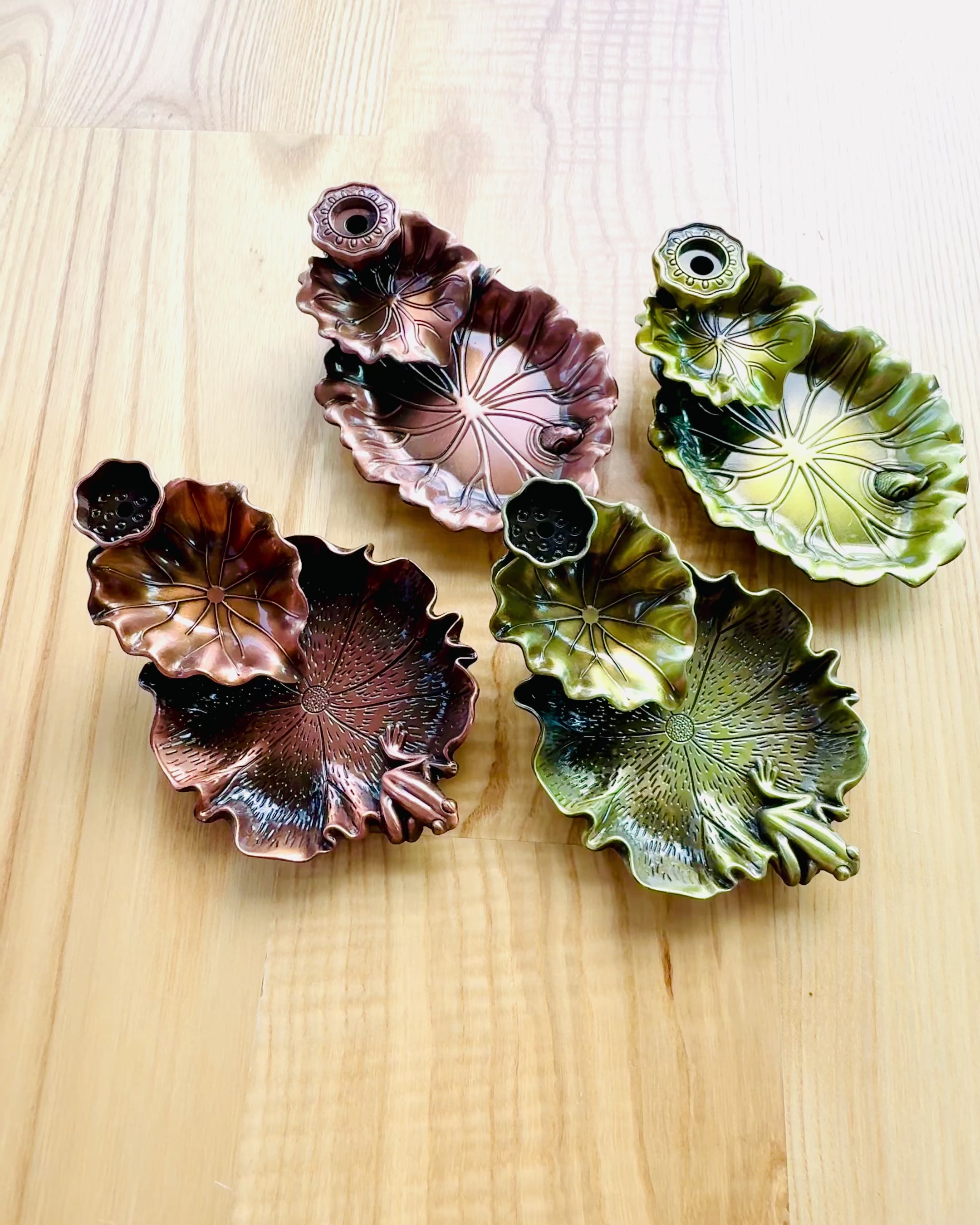 Elegante Porta Incenso in Metallo a Forma di Foglia di Loto - 4 varianti disponibili, possibilità di personalizzazione con incisione per regalo