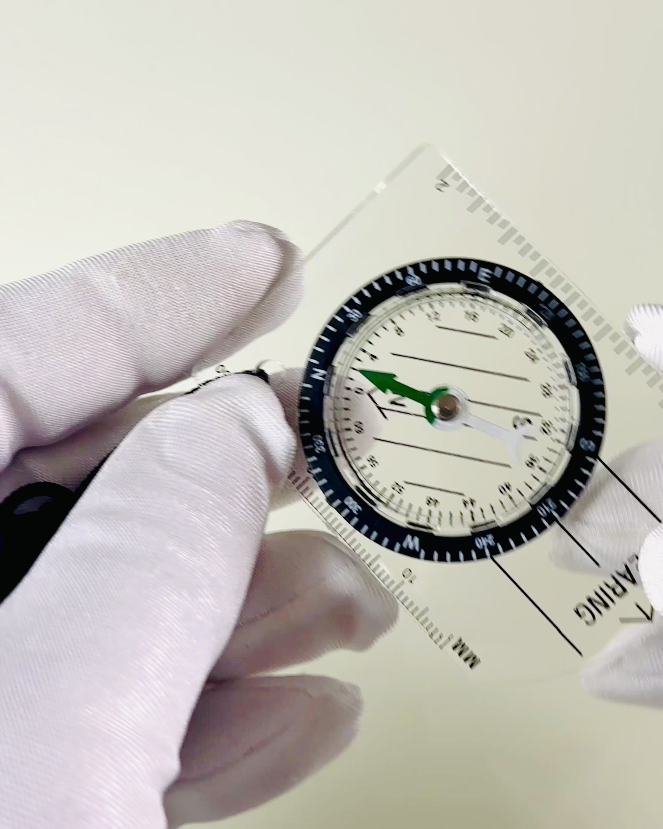 Boussole touristique "Guide de l'Aventurier" - Transparent, Mini Acrylique avec Corde Suspendue et Échelle de Carte, avec gravure