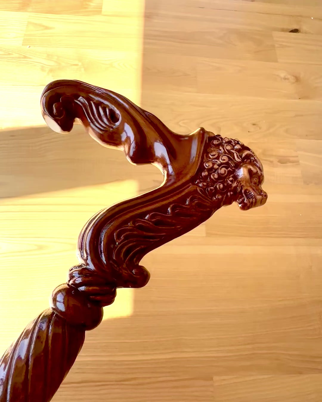 Spazierstock 'König des Dschungels', aus Holz, mit Möglichkeit zur Personalisierung durch Gravur