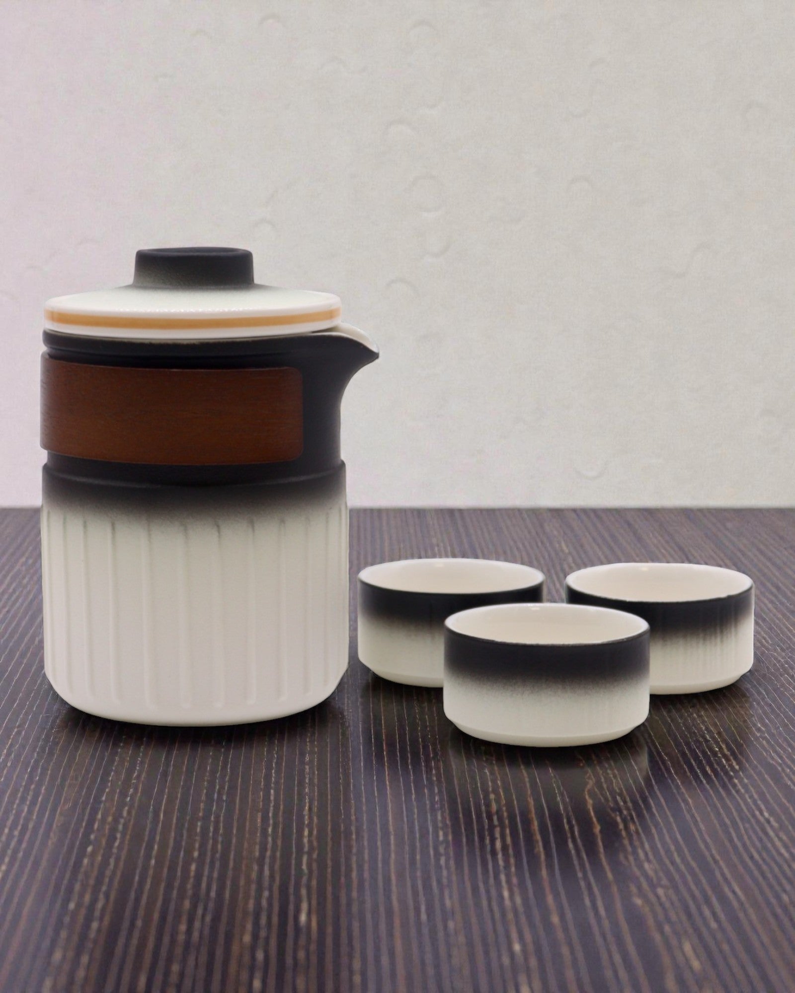 Il Viaggio di Tre Amici – Set Ceramico da Viaggio con Teiera e 3 Tazze