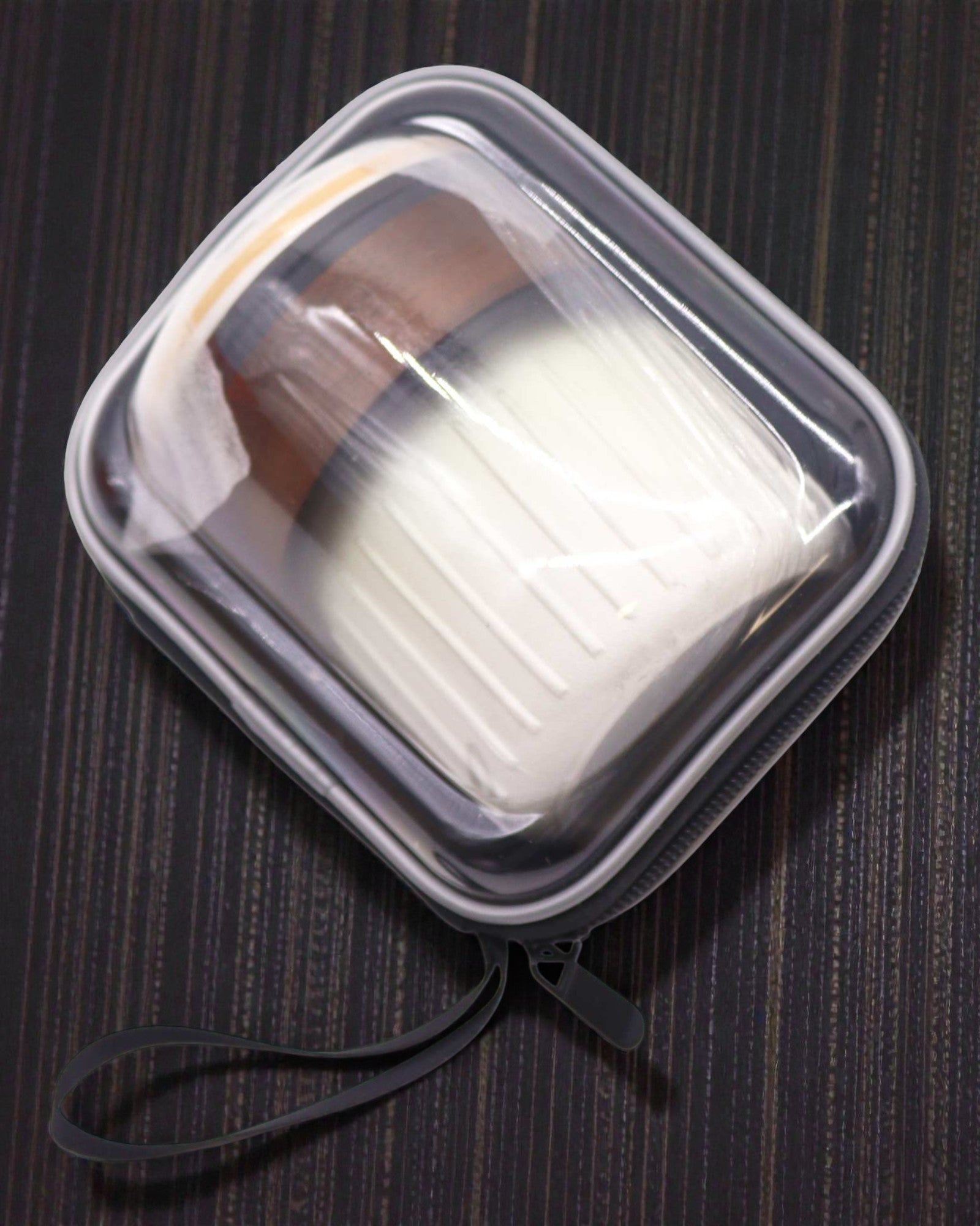 Il Viaggio di Tre Amici – Set Ceramico da Viaggio con Teiera e 3 Tazze