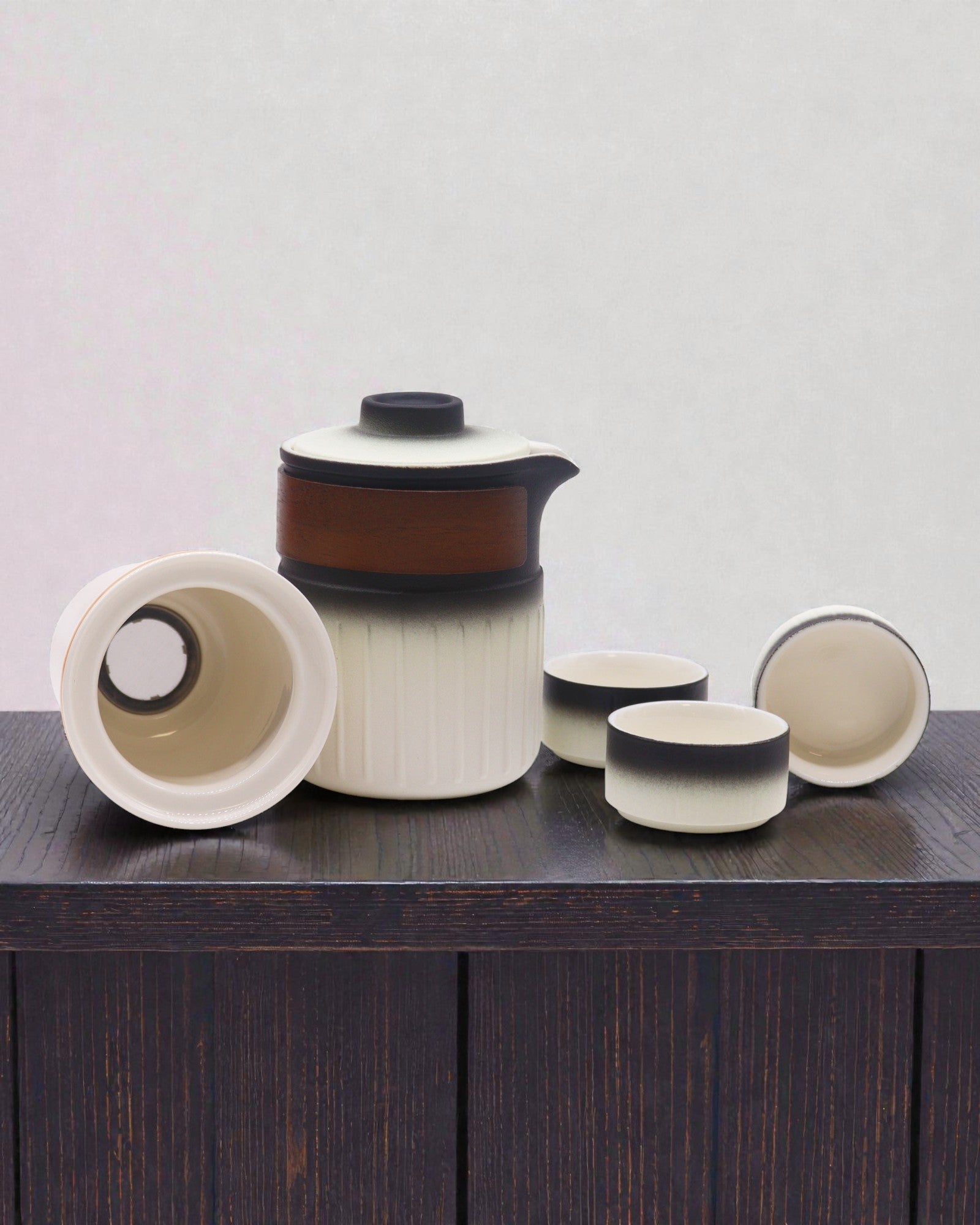 Il Viaggio di Tre Amici – Set Ceramico da Viaggio con Teiera e 3 Tazze