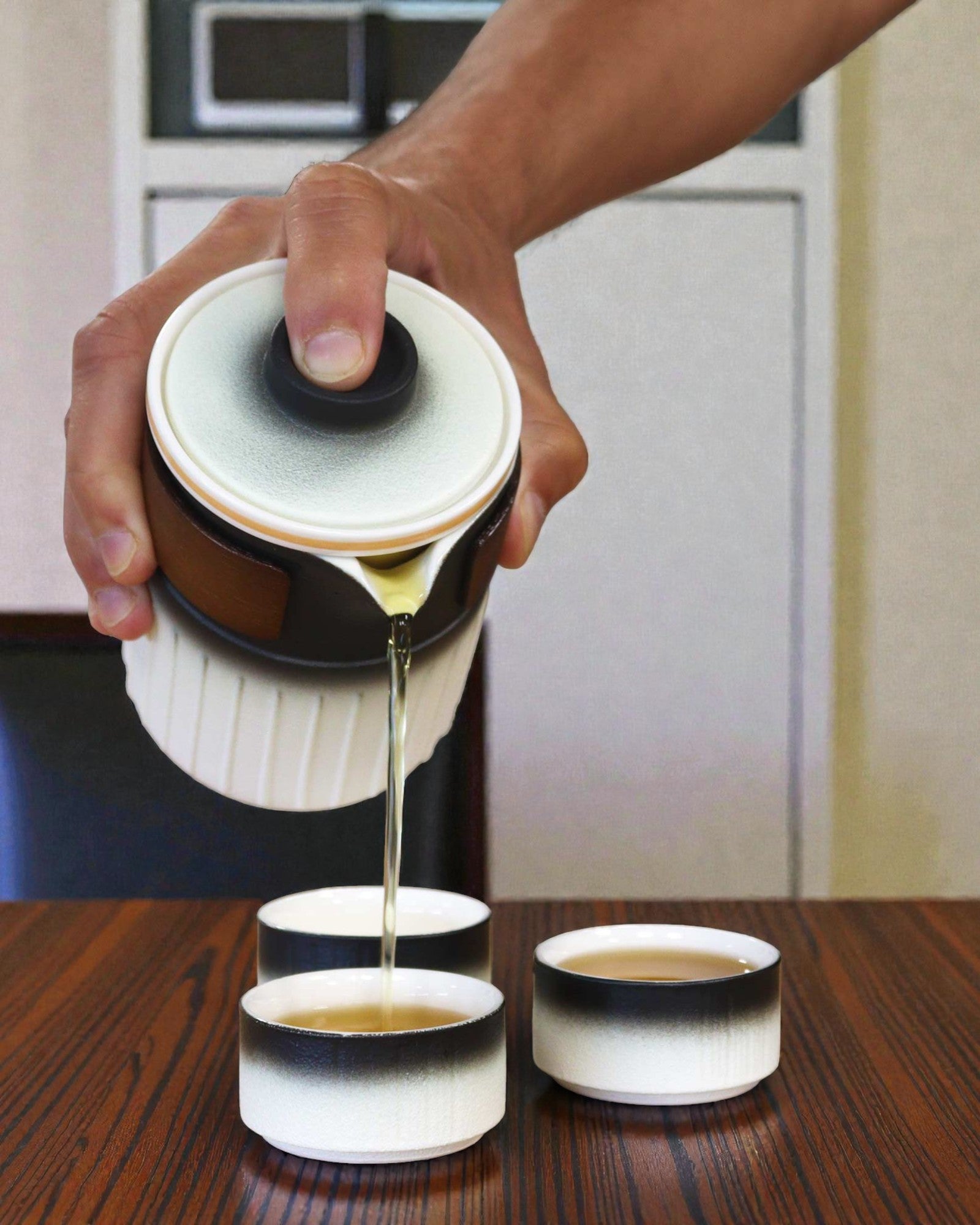 Il Viaggio di Tre Amici – Set Ceramico da Viaggio con Teiera e 3 Tazze