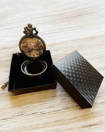Klassische Quarztaschenuhr mit Weltkarte – Vintage-Stil Anhänger mit Kette für Sie und Ihn, Gravur