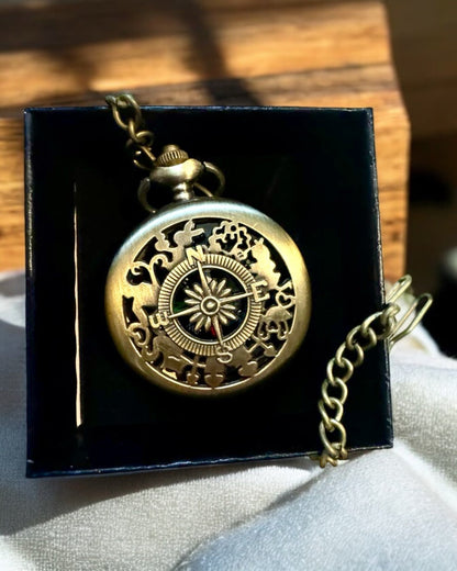 Antico Bussola Tascabile in Bronzo Dorato con Motivo Trafitto – Perfetto per Esploratori e Amanti del Retrò. Personalizzazione con Incisione