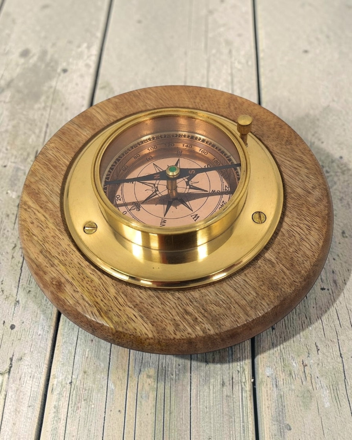 Eleganter dekorativer Kompass mit Messingveredelung, personalisierte Gravur, 15 cm, ideal als Geschenk für Reiseliebhaber, aus Holz und Glas gefertigt
