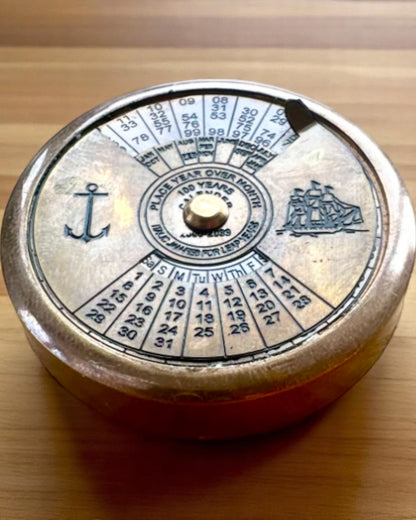 Mini Calendrier du Capitaine "Navigator" – décoration en laiton avec l'esprit de la navigation, option de gravure pour cadeau, 5 cm de diamètre