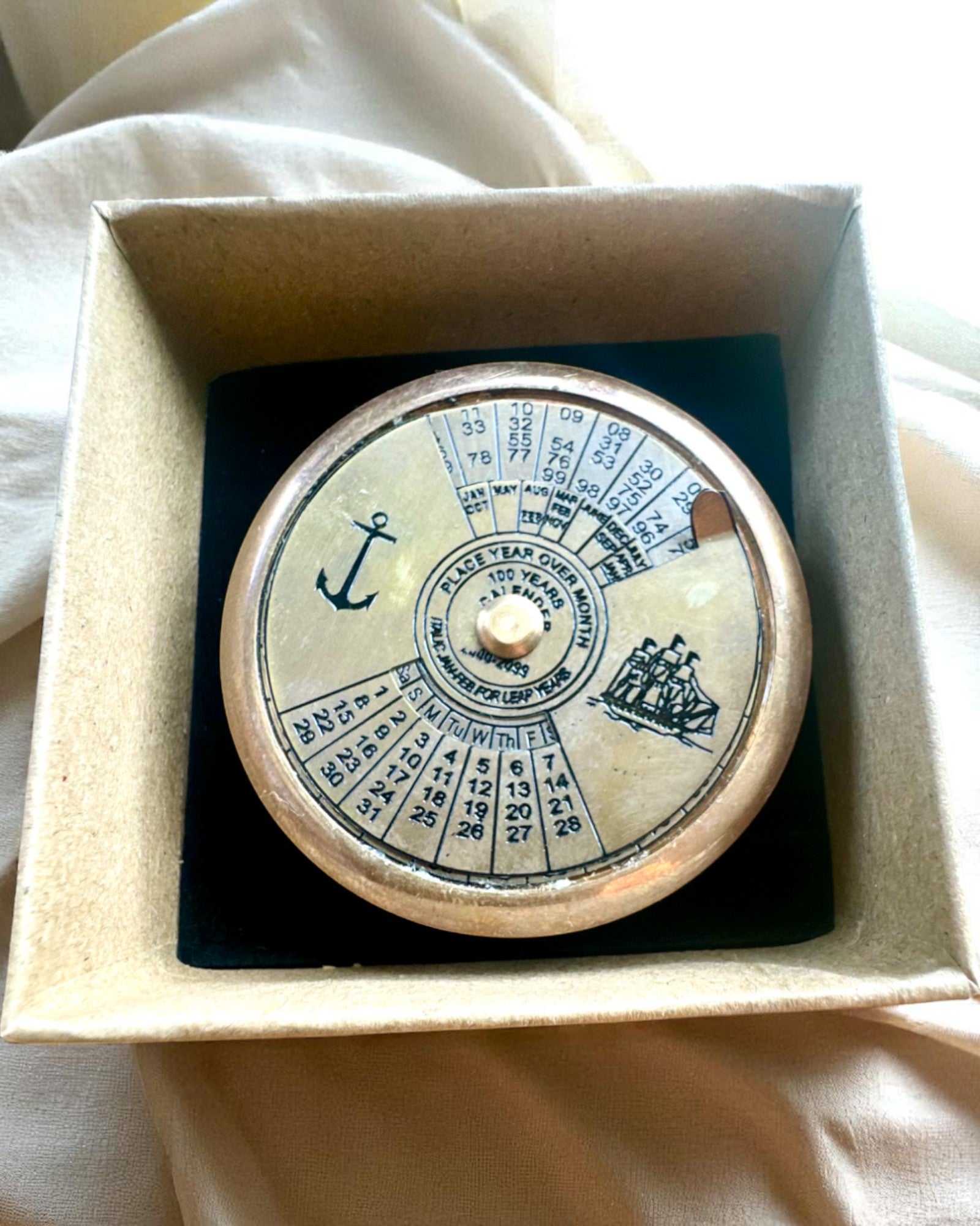 Mini Calendrier du Capitaine "Navigator" – décoration en laiton avec l'esprit de la navigation, option de gravure pour cadeau, 5 cm de diamètre