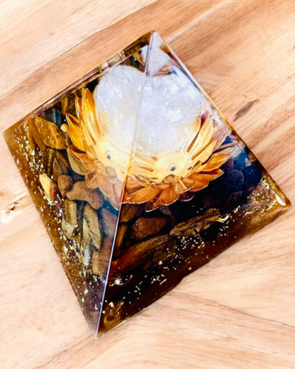 Pyramide Cristalline de Prospérité de la Sphère Cristalline Heureuse, Pierre d'Œil de Tigre, Lotus de Cuivre