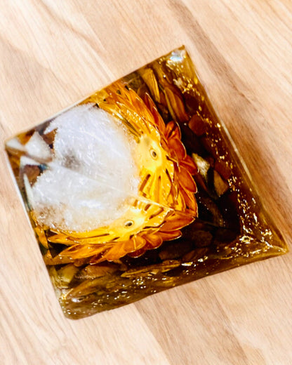 Pyramide Cristalline de Prospérité de la Sphère Cristalline Heureuse, Pierre d'Œil de Tigre, Lotus de Cuivre