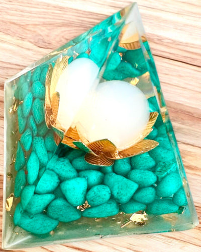 Pyramide Énergétique en orgonite "Harmonie de Tourmaline"