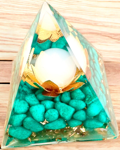 Pyramide Énergétique en orgonite "Harmonie de Tourmaline"