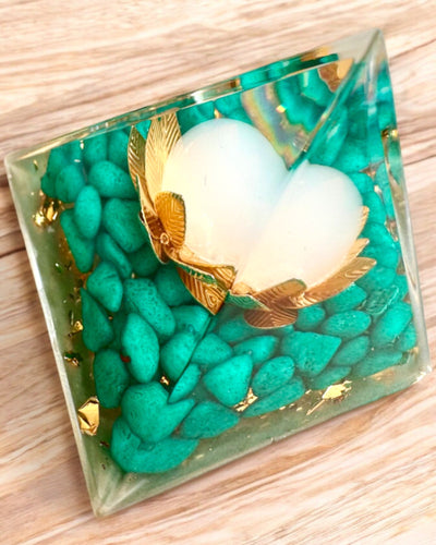 Pyramide Énergétique en orgonite "Harmonie de Tourmaline"