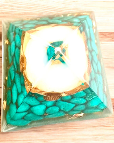 Pyramide Énergétique en orgonite "Harmonie de Tourmaline"