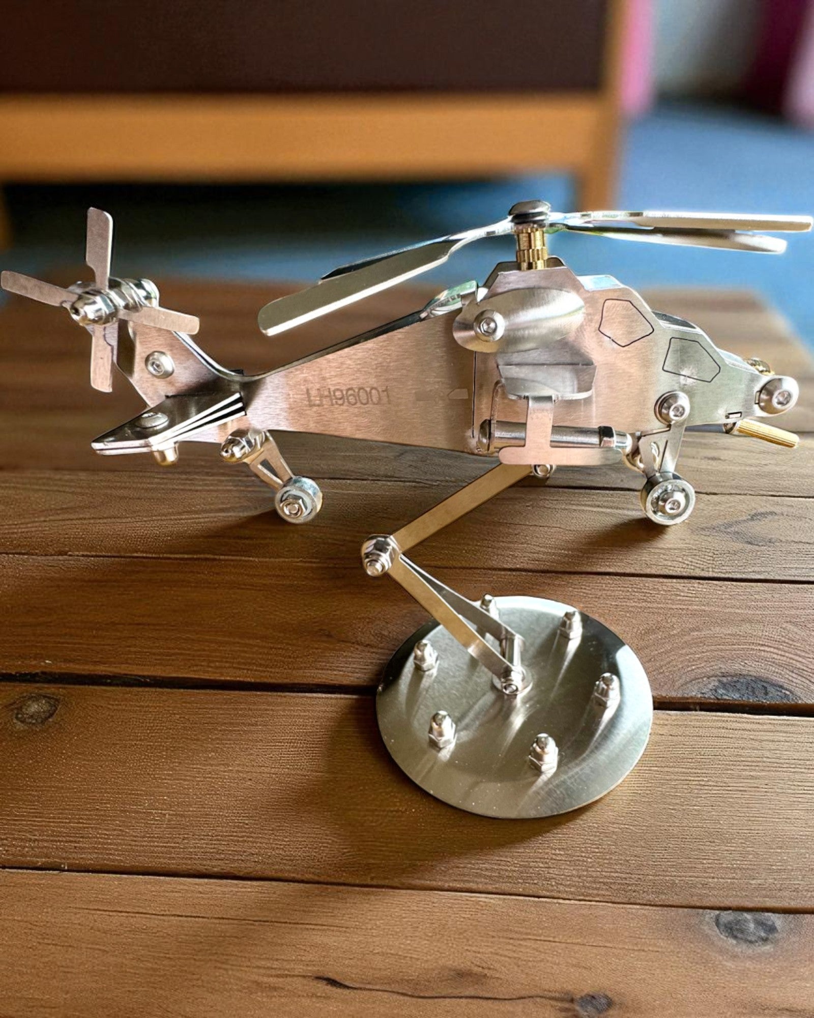 Modèle Métallique d'Hélicoptère « SkyRider » – Support de Bureau Réglable avec Personnalisation Gravée pour Cadeau