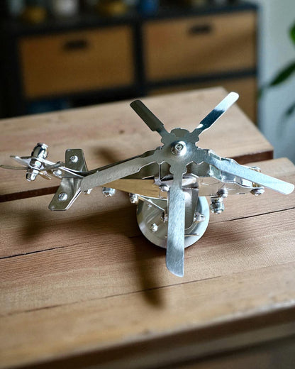 Modèle Métallique d'Hélicoptère « SkyRider » – Support de Bureau Réglable avec Personnalisation Gravée pour Cadeau