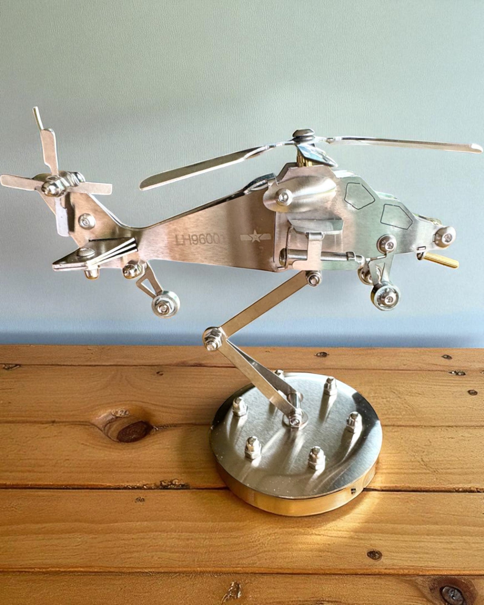 Modèle Métallique d'Hélicoptère « SkyRider » – Support de Bureau Réglable avec Personnalisation Gravée pour Cadeau