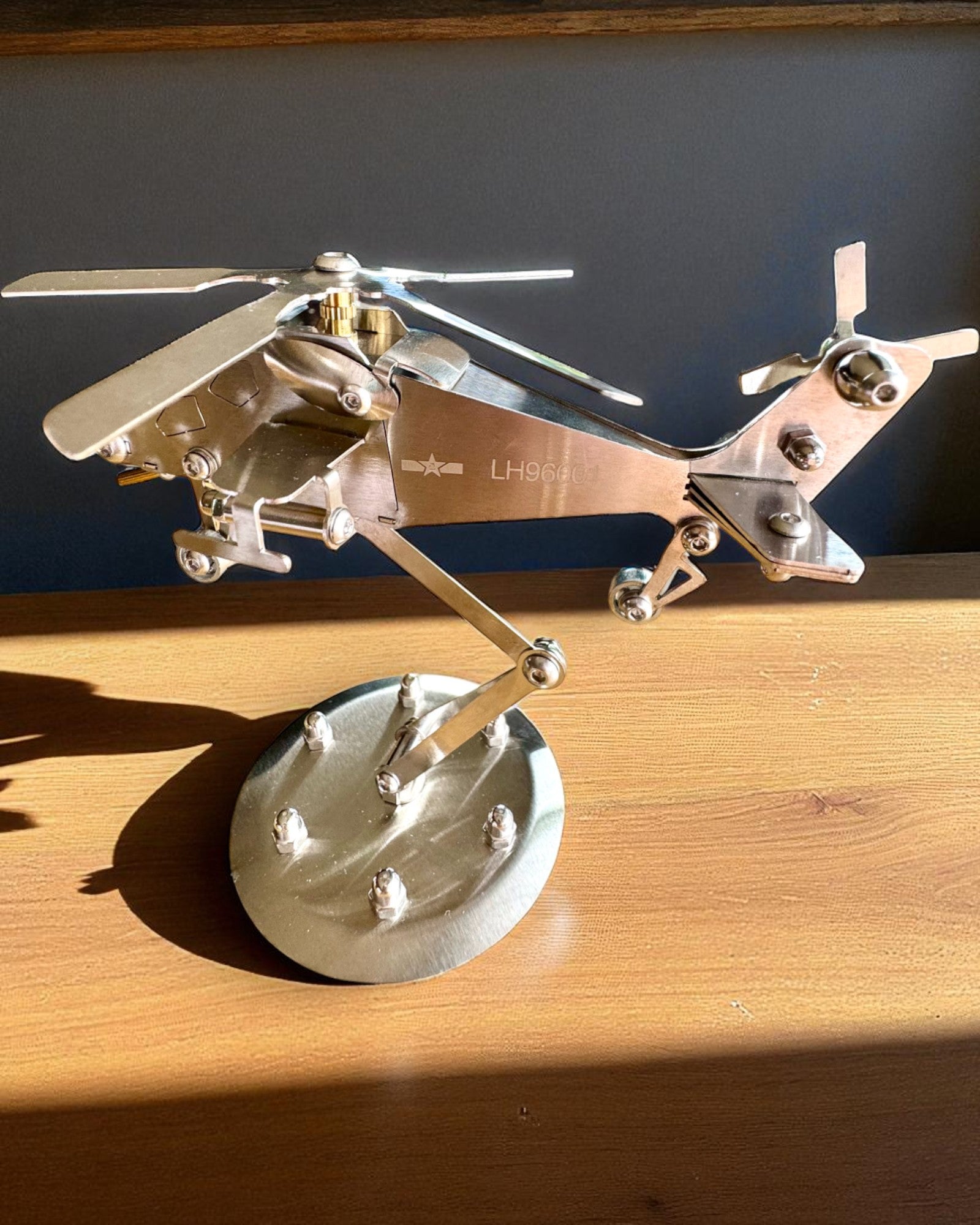 Modèle Métallique d'Hélicoptère « SkyRider » – Support de Bureau Réglable avec Personnalisation Gravée pour Cadeau