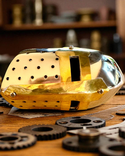 Mini Elmo da Cavaliere "Guardian" in ottone – realizzato a mano, 12 cm, possibilità di personalizzazione con incisione per regalo