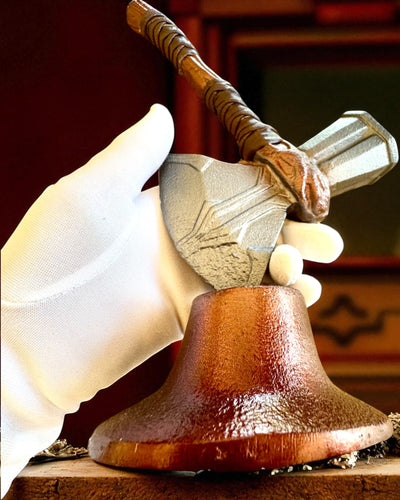 Storm Relic – martello decorativo con base, 26 cm, realizzato a mano, possibilità di personalizzazione con incisione per regalo