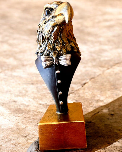 Figurine Tête d'Aigle Büffel Warden – en Habit Élégant avec Option de Gravure pour cadeau